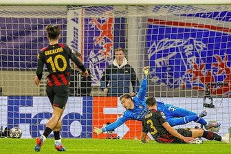 "Das wird geil": RB Leipzig freut sich aufs Rückspiel bei Manchester City - "Das ist extrem bitter und regt mich auf": Benjamin Henrichs scheitert mit seinem Flachschuss aufs Tor der Citizens. 
