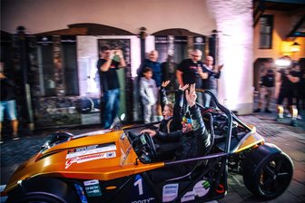Das wird spektakulär: E-Autos und Youtuber der Szene kommen am Sonntag in die Mülsener Arena E - Im Vordergrund stehen die Freude an der Elektromobilität und der Fahrspaß. Bernie Küpfer und Julia Kanter im offenen Kyburz eRod - nicht das ideale Fahrzeug bei Regenwetter.