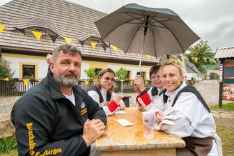 Das Wochenende im Erzgebirge: Hat der Regenschirm im Kampf gegen den Regen gereicht? - Die Mitglieder des Musikkorps Olbernhau ließen sich beim Fest anlässlich des Welterbe-Jubiläums auf dem Gelände der Saigerhütte in Olbernhau von Regenschauern ebenso wenig den Spaß verderben wie die Besucherinnen und Besucher.