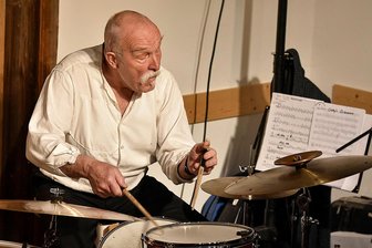 Das Wochenende im oberen Vogtland: Eine Legende löst den Urknall aus - Schlagzeug-Legede Günter „Baby“ Sommer gastiert zusammen mit Tobias Morgenstern und Michael Winkler als Urknall-Trio am Samstagabend in der Naturschutzstation Riedelhof in Eubabrunn.