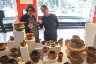Das wohl älteste Rotweinglas von Chemnitz: Ein Sammler und seine Leidenschaft für uralte Gefäße - Die Kuratorinnen Yvonne Schmuhl (l.) und Linda Seifert haben die Ausstellung zusammen gestellt.