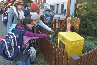 Das wollen Freiberger Kinder wissen: Beantwortet der Weihnachtsmann auch die Briefe vom Obermarkt? - Schüler des Geschwister-Scholl-Gymnasiums entdecken den Wunschbriefkasten auf dem Freiberger Christmarkt.