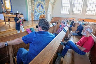 Das wünschen sich die Haselbrunner für den Plauener Stadtteil - Baubürgermeisterin Kerstin Wolf bei der Auswertung einer Umfrage in der Markuskirche.