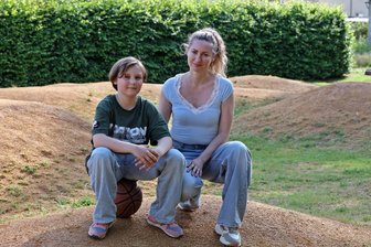 Das wünschen sich Familien für den Stadtpark in Zwickau-Marienthal - Friederike Jahn und ihr Sohn Ferdinand auf dem Pumptrack im Stadtpark in Marienthal. Die Anlage sei kaum nutzbar, sagt der Zwölfjährige.