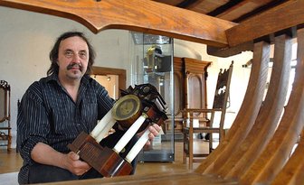 Das Wunder der Zeiten - Thomas Heinicke bereitet auf Burg Kriebstein die neue Ausstellung mit historischen Uhren und Stühlen vor. Auf dem Bild zeigt er eine Wiener Tischuhr von 1830. 