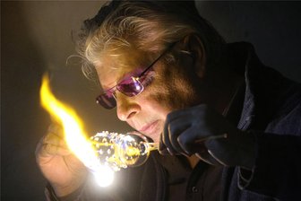 Das Wunder des glühenden Glases: Glashüttenmuseum Neuhausen erzählt von einem Handwerk - Hochkonzentriert geht der Glasbläser Andreas Böhm aus Lauscha im Glashüttenmuseum Neuhausen seiner Kunst nach.