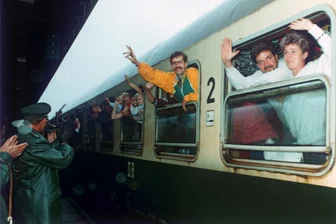 Das Wunder von Hof: Theater 35 Jahre nach dem Ankommen der Züge aus Prag - Am 1. Oktober 1989 trafen die ersten DDR-Flüchtlinge aus Prag in Hof ein. Mit 14 Sonderzügen der Deutschen Reichsbahn wurden in zwei Serien mehrere Tausend ausreisewillige DDR-Bürger in den Westen gebracht. Sie waren auf das Gelände der Deutschen Botschaft in Prag geflüchtet.