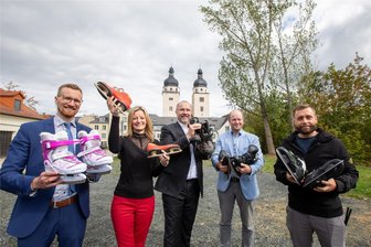 Das Wunder von Plauen: Schlittschuhläufer sollen endlich eine Eisbahn bekommen - Wollen ab November Schlittschuhe auf dem Topfmarkt anziehen: Bürgermeister Tobias Kämpf, Stadtmarketing-Chefin Sophie Gürtler, OB Steffen Zenner, Stadtwerke-Geschäftsführer Oliver Kalis und VFC-Präsident Thomas Fritzlar (von links).