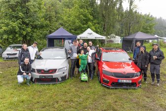 Das wunderbar-wahnsinnigste „Familientreffen“ im Erzgebirge: Skoda-Fans trotzen in Pobershau allen Wetterkapriolen - Seit dem vierten Treffen sind sie dabei: Mandy Mehner (Mitte) mit Tochter Lea und Freunden.