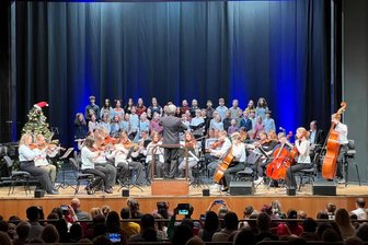 Das Wundern über die Nüsse: Nachwuchstalente begeistern im voll besetzten Reichenbacher Neuberinhaus - Das Junge Sinfonieorchester trat mit mehreren Chören auf.