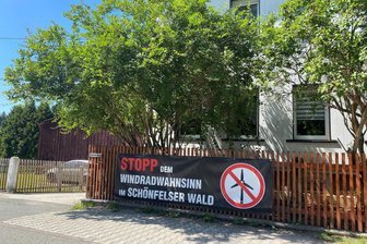 Das zerrissene Dorf: Der Windrad-Krieg von Schönfels - Eines der vielen Transparente gegen Windräder in Schönfels.