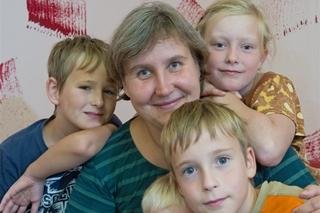 Das Zuhause mit der etwas anderen Familie - Alle auf einem Haufen: Jonas, Kinderdorfmutter Ines, John, Max und Janette (von links) sind eine Kinderdorffamilie in Zwickau.