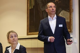Das Zwickauer Klinikum braucht eine Finanzspritze: Ausnahme oder Regel? - Geschäftsführer Rüdiger Glaß und Co-Chefin Bianca Steiner richten ihre Blicke auf die Präsentation an der Wand.