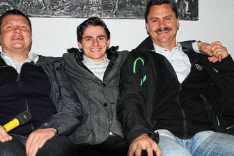 "Dass es geht, zeigt Selina Freitag" - Im Jahr 2011 sah die Skisprungwelt im Erzgebirge noch etwas freundlicher aus. Richard Freitag, hier mit seinen Trainern Tino Haase (l.) und Peter Grundig (r.), hatte damals mit dem JWM-Mannschafts-Silber in Otepää seinen ersten bedeutsamen Erfolg errungen. 