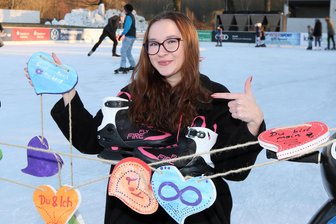 Dating auf der Zwickauer Eisbahn: „Seid mutig! Es gibt nichts zu verlieren“ - Ob sich beim ersten Eisbahn-Dating in Zwickau viele einsame Herzen finden? Mitarbeiterin Samira Glass zeigt die extra gebastelten Herzketten.