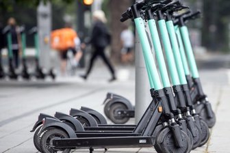 Dauer-Ärger um E-Scooter: Jetzt drohen in Chemnitz schärfere Regeln - Nicht immer werden Leih-Roller derart vorbildlich abgestellt wie hier. Obwohl sich die Anbieter darum bemühen, für Ordnung zu sorgen, gibt es immer wieder Beschwerden über rücksichtslose Nutzer.