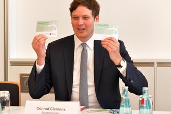 Dauer, Inhalt, Gehalt: Das sind die Details von Sachsens neuem Plan gegen Lehrermangel - Sachsens Kultusminister Conrad Clemens stellt Einzelheiten des neuen Ausbildungswegs vom Oberschüler zum Oberschullehrer vor.