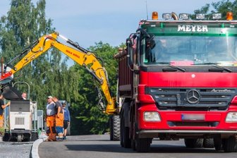 Dauerbaustelle B 101: Ab Freitag freie Fahrt für Autofahrer - Derzeit läuft der letzte Bauabschnitt zur Sanierung der Bundesstraße 101 - hier in Lauter. Dafür ist die Verkehrsader von der Anton-Günther-Straße bis in Höhe der Einfahrt zur Deponie am Ortsausgang von Aue gesperrt. 