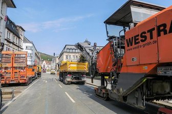 Dauerbaustelle B 101: Im Auer Zentrum jetzt freie Fahrt bis Bockauer Straße - Sind inzwischen weiter gerückt: die Baumaschinen auf der Bundesstraße 101 in Aue. Bis etwa Höhe Nicolaikirche kann der Verkehr wieder ungehindert fließen.