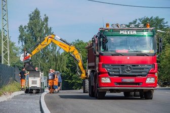 Dauerbaustelle B 101 zwischen Aue und Lauter: Bald freie Fahrt für Autofahrer - Derzeit läuft der letzte Bauabschnitt zur Sanierung der Bundesstraße 101 - hier in Lauter. Dafür ist die Verkehrsader von der Anton-Günther-Straße bis Höhe Einfahrt zur Deponie am Ortsausgang Aue gesperrt.