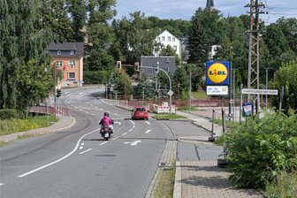 Dauerbaustelle B 180 im Erzgebirge ab Dienstagnachmittag wieder offen – Muss erneut aufgegraben werden? - Auf der B 180 in Niederwürschnitz kann man ab Dienstagnachmittag wieder direkt zwischen Stollberg und Lugau fahren.