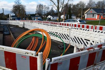 Dauerbaustelle in Erlau für Breitbandnetz: Wie es hier vorangehen soll - Blick auf die Baustelle für den Glasfaserausbau in Erlau. Die Baustelle beginnt derzeit auf Höhe der Feuerwehr.