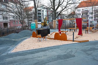 Dauerbaustelle Kaßberg-Spielplatz in Chemnitz: Wann hier gespielt werden kann - Die Geräte fertig, die Wege noch in Arbeit: Schlussspurt für den Spielplatz am Hauptmannplatz.