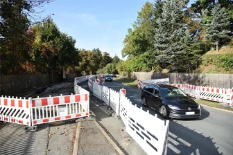 Dauerbaustelle Plauensche Straße in Oelsnitz: Was ist da los? - An der Plauenschen Straße in Oelsnitz wird der Verkehr zwischen ehemaliger Tankstelle und heutiger Aral-Tankstelle derzeit per Ampel geregelt. Noch bis Anfang November wird hier gebaut.