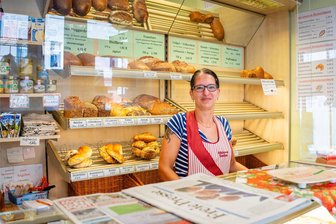 Dauerbaustelle Rochlitzer Straße: Mittweidaer Händler sehnen sich nach Ende einer jahrelangen Belastungsprobe - Der Kundschaft von Verkäuferin Ninette Schulz in der Bäckerei Sachse fehlen die Parkplätze auf dem Straßenabschnitt, auf dem derzeit noch gebaut wird.