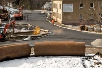 Dauerbaustelle sorgt für Frust - Der erste Eindruck täuscht. Obwohl die Straße asphaltiert wurde, dauert es noch bis zur Freigabe. 