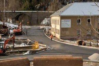 Dauerbaustelle sorgt für Frust - Der erste Eindruck täuscht. Obwohl die Straße asphaltiert wurde, dauert es noch bis zur Freigabe.