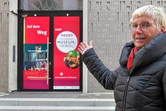 Dauerbaustelle Stadt- und Bergbaumuseum Freiberg: Teileröffnung zum Christmarkt 2024? - Neue Aufkleber an Türen und Fenstern des Stadt- und Bergbaumuseums verkünden, dass das Museum „Auf dem Weg“ ist (im Bild Leiterin Andrea Riedel).