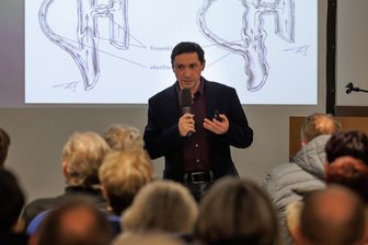 Dauerbrenner am Erzgebirgsklinikum: Wenn man Spezialisten direkt fragen kann - Mehr als 100 Besucher folgten den Ausführungen des neuen Gefäßchirurgen am Erzgebirgsklinikum. Er antwortete auf Fragen wie: Ob die gesetzlichen Kassen die Kosten für alle angewandten Therapiemethoden tragen? Das ist nämlich nicht der Fall, und die Patienten sollten wissen, mit welchen Ausgaben sie hier eventuell zu rechnen haben.