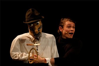Dauerbrenner Anton Günther begeistert auch in der dritten Spielzeit - Zusammen mit Anton Günther als Handpuppe erzählt Richard Glöckner das Leben und Wirken von Anton Günther.