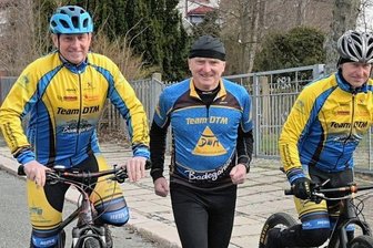 Dauerbrenner fordert Sportler jederzeit heraus - Das Projekt "Drei-Talsperren-Marathon jederzeit" ist an den Start gegangen. Manfred Kaffer, Ulrich Herrmann und Rico Anger (v. l.) vom Marathonverein Eibenstock haben das Angebot bereits getestet. 