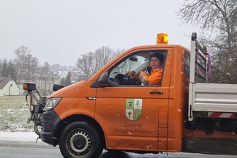 Dauereinsatz in Königshain-Wiederau: Bauhofmitarbeiter kämpfen gegen Glätte - Lars Sailer und die anderen Mitarbeiter des Bauhofs sind momentan im Dauereinsatz.
