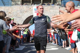 Dauerkarten-Rekord beim FSV Zwickau - Da kann man ja mal mit den Fans abklatschen: Die Mannschaft von Joe Enochs stößt offenbar auf gesteigertes Zuschauerinteresse.