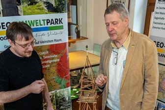 Dauerleihgabe für Falkensteiner Museum erinnert an historische Landvermessung - Denis Loos (l.) vom Geo-Umweltpark erhielt von Professor Uwe Ulrich Jäschke im Falkensteiner Museum den Nachbau des Turms.