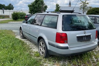 Dauerparker ohne Nummernschilder auf Badparkplatz: Das sagt die Stadt Oelsnitz - Dieser graue VW steht ohne Nummernschilder auf dem Parkplatz des Oelsnitzer Freibades Elstergarten.