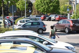 Dauerparkplätze werden knapper - Die 225 kostenpflichtigen Stellplätze auf dem Parkplatz an der Johanniskirche fallen weg, wenn die Fläche ab 2017 zur Bebauung mit Wohn- und Geschäftshäusern an einen Investor verkauft wird.