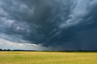 Dauerregen für Bayern statt Sachsen: Darum war die Vorhersage des Wochenendwetters schwierig - Eine Gewitterzelle zieht über die Landschaft im Landkreis Märkisch-Oderland in Ostbrandenburg. Die am Wochenende herrschende V5-Wetterlage ist eine Herausforderung für Meteorologen.