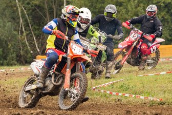 Dauerregen halbiert den Ansprunger Motocross - In der Klasse Old Masters (Ü 50) belegte der Marienberger Mario Süßmuth (vorn) den 2. Platz.
