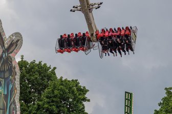 Dauerregen mit Unwetterpotenzial zum Kät-Start vorhergesagt: Reaktionen zwischen Gelassenheit und Sorge - Am Freitag soll die Annaberger Kät – hier ein Bild von 2023 – eröffnet werden. Doch was wird mit dem Wetter?