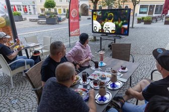 Daumen hoch für Jogis Jungs - Fußball gucken und dazu ein kühlendes Eis genießen - das Angebot wird im Eiscafé am Annaberger Markt gern genutzt. 