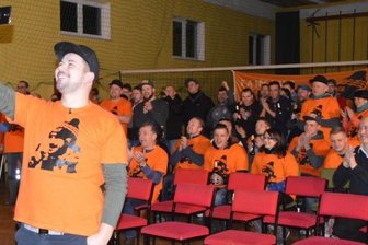 Daumendrücken aus der Ferne zahlt sich aus - Gemeinsam mit dem Fanclub zu feiern, ist für Felix Jungk derzeit möglich. Stattdessen drückt er seinem Bruder vom Sofa aus die Daumen. 