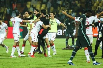 Daumendrücken aus der Ferne für die "Adler von Karthago" - Die tunesischen Fußballer jubeln nach dem überraschenden Achtelfinalsieg im Afrika-Cup über das favorisierte Team aus Nigeria.
