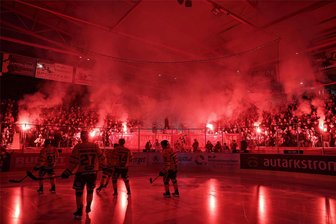 Daumendrücken für Crimmitschau: Fünf Gründe, warum die Eispiraten ins Halbfinale kommen - Tolle Atmosphäre: So haben die Fans der Eispiraten Crimmitschau ihr Team zum Start in die Play-offs begrüßt. Am Dienstag kommt es zum siebenten und letzten Spiel der Serie.
