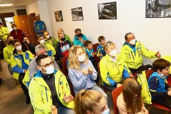 Daumendrücken in Geyer für Kombinierer Eric Frenzel verhilft zu Silber bei Olympia - Unter Bildern mit Erfolgen von Eric Frenzel blicken Mitglieder und Freunde des SSV Geyer gespannt auf den Bildschirm, als ihr Sportler nach einem Ab und Auf mit der Mannschaft Silber in Peking gewann.