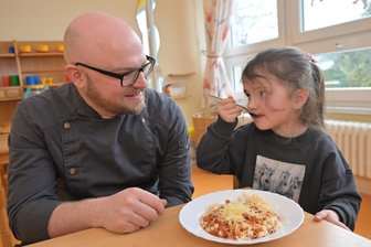 „David“ brät gern Extrawürste: Für Wilkau-Haßlauer Kita-Koch sind Allergien keine Herausforderung - David Brückner kocht in der Kindertagesstätte „Am Sandberg“ in Wilkau-Haßlau. Wie die dreijährige Ella lieben alle seine Nudeln mit Tomatensoße.