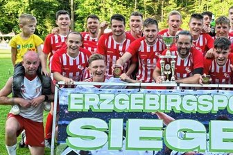 David bringt Goliath ins Wanken - Der Fußball-Erzgebirgspokal-Sieger 2023 heißt FC Stollberg. Im Finale bezwang der FCS den VfB Grünhain-Beierfeld nach Elfmeterschießen.
